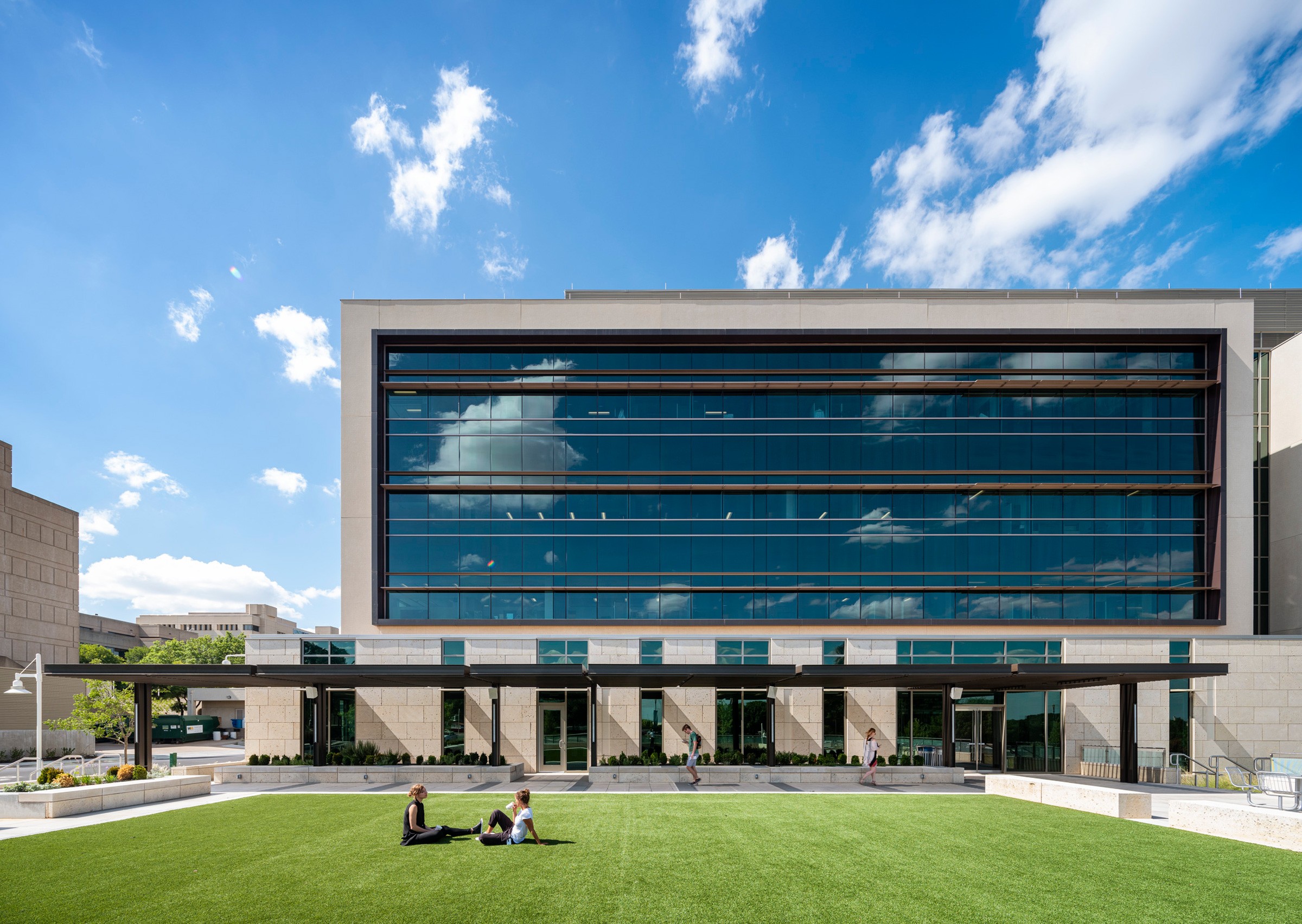 Exterior daytime elevation image with expansive lawn on the foreground of the University of North Texas Interdisciplinary Research and Education building