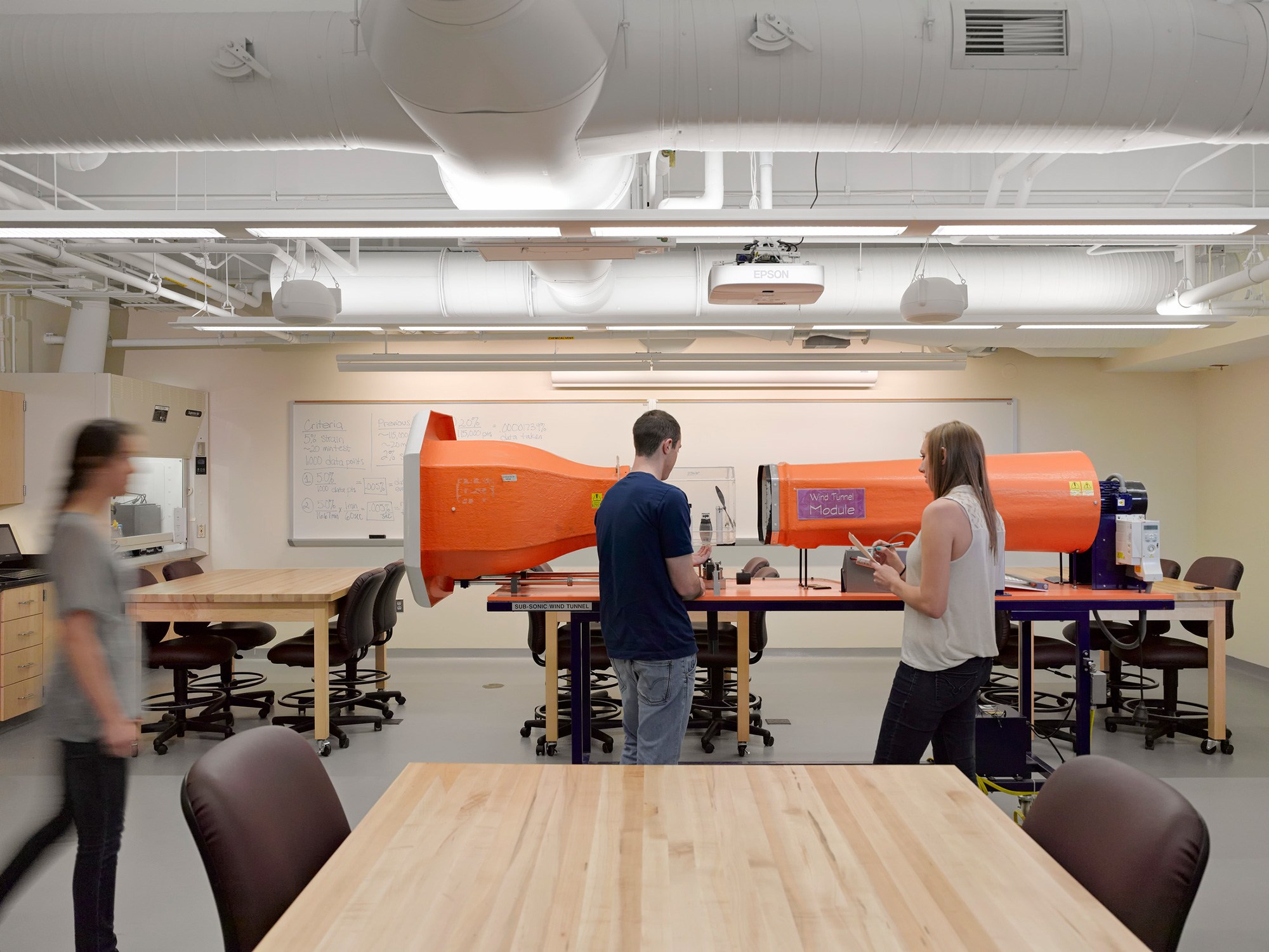 Tabletop wind tunnel for fluid dynamics teaching in mechanical engineering.