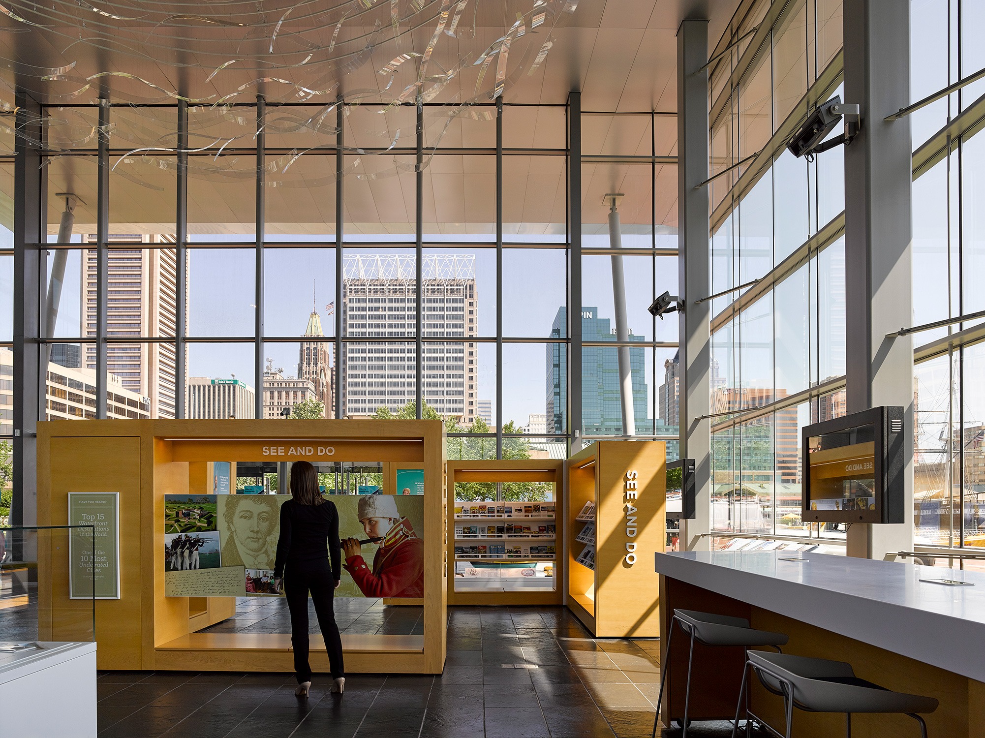 Baltimore Visitor Center – Custom mobile information cases