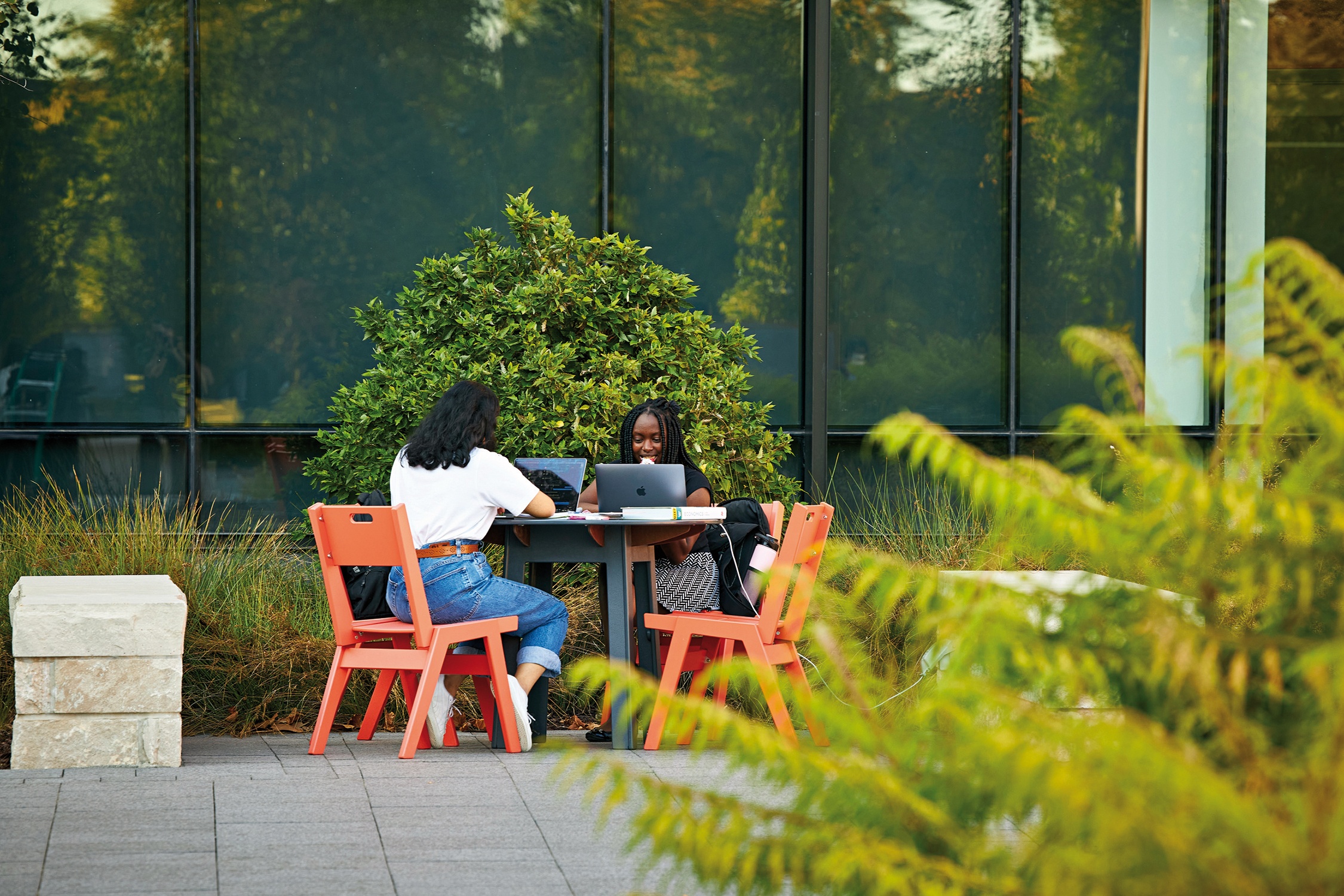 Grinnell College Plaza And Outdoor Learning Spaces Outdoor Collaboration In Green Space