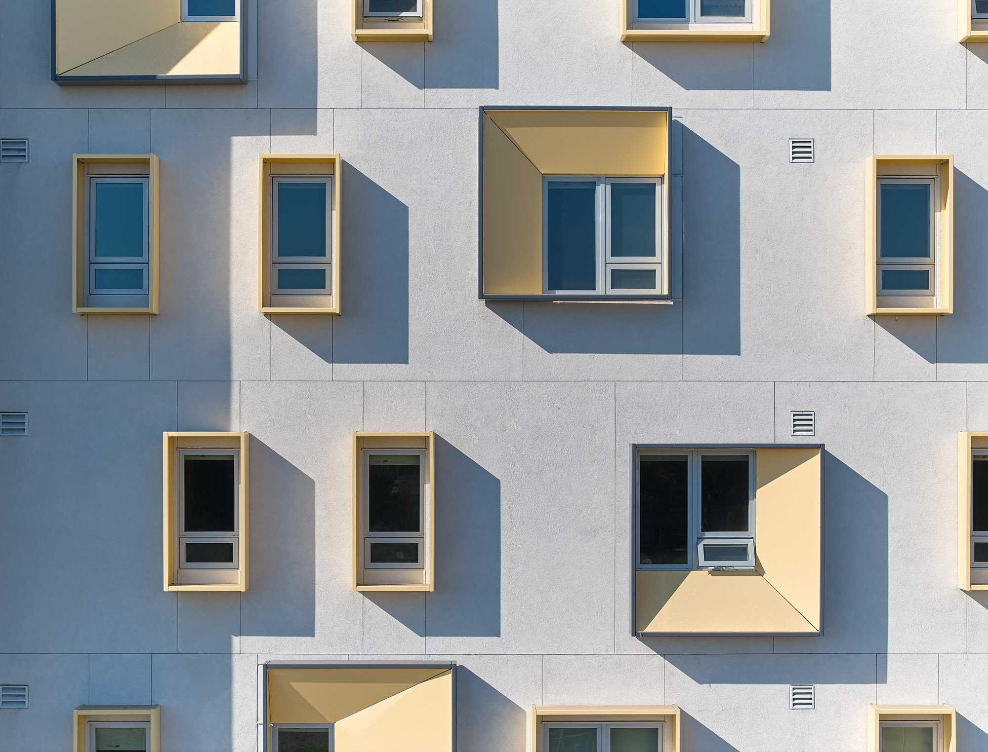 A close-up of the facade of U.C. Berkeley xucyun ruwway