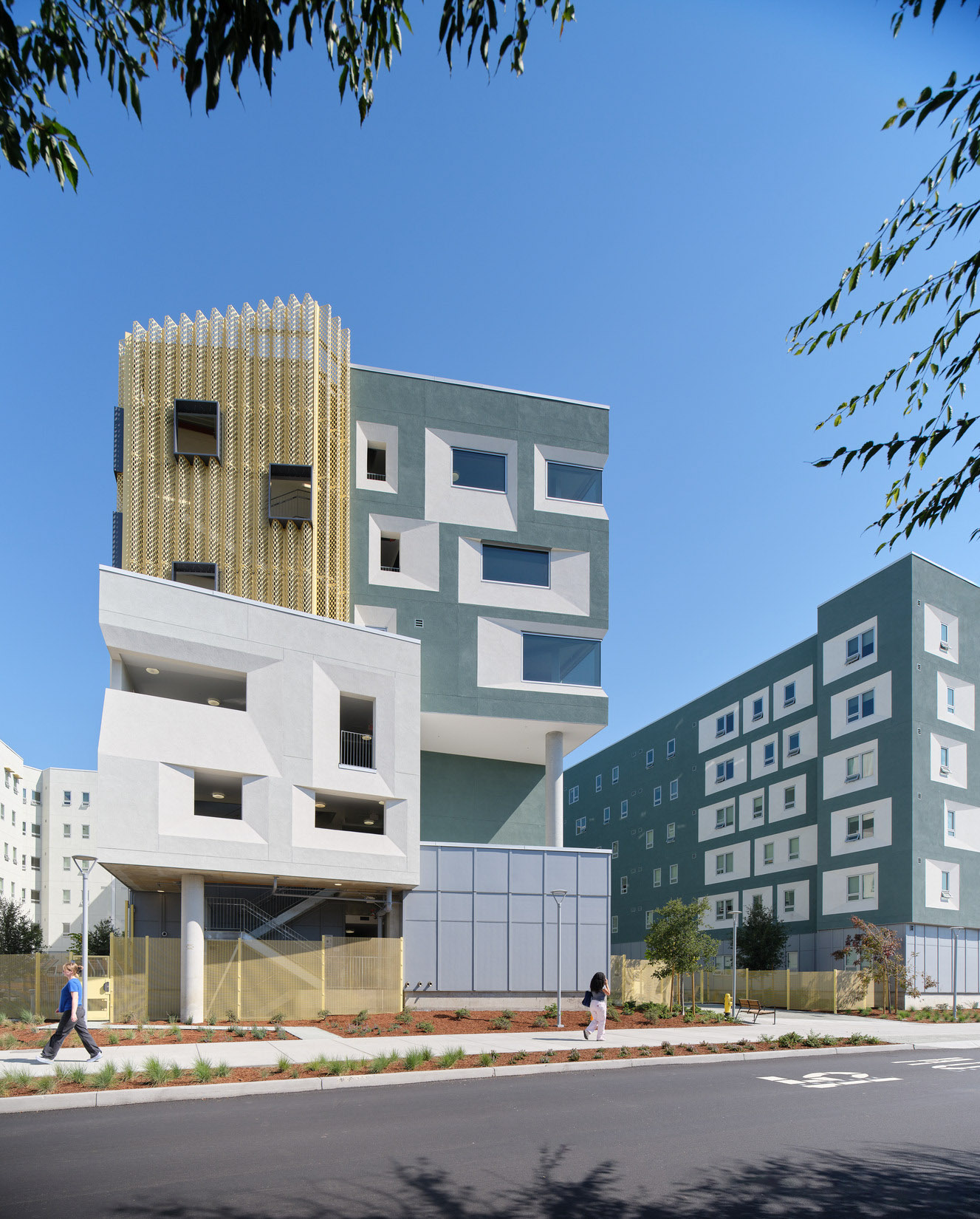 A view of the rear facade of xucyun ruwway at U.C. Berkeley